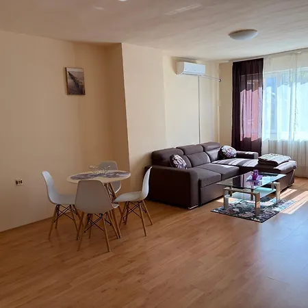 Nice, Spacious And Cozy דירה