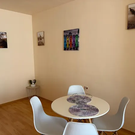 Nice, Spacious And Cozy דירה