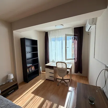 Nice, Spacious And Cozy דירה