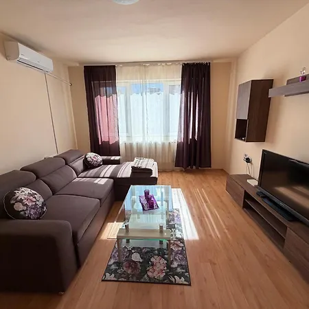 Nice, Spacious And Cozy דירה