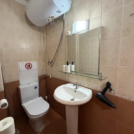 Nice, Spacious And Cozy דירה